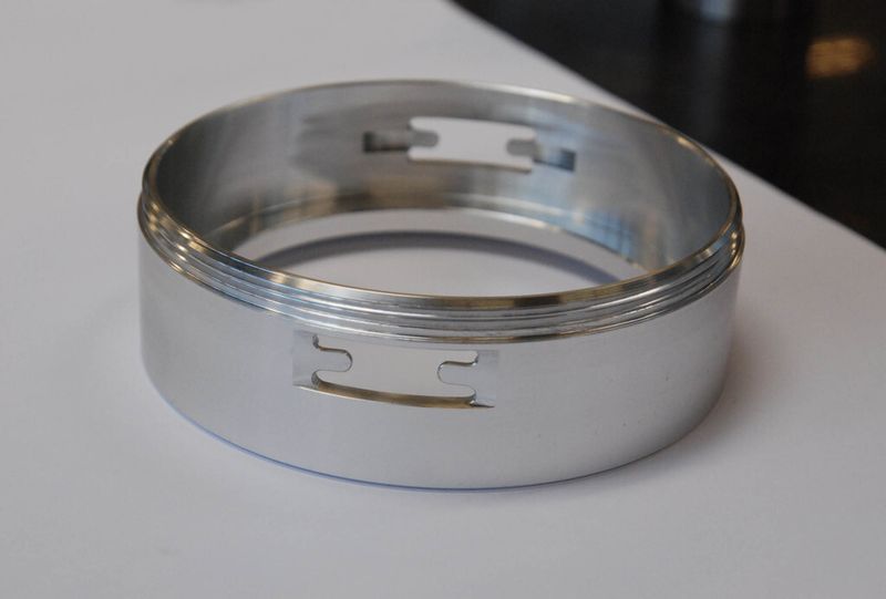 Innovative Leuchten-Aufnahme mit Anschlusssystem. Verformungsfreies Spannen sorgt für die gewünschten Fräsergebnisse. (Bild: Röhm)