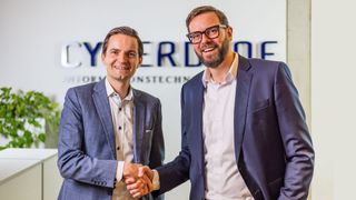 Martin Hörhammer (l.), CEO der Medialine Group, und Ralph Friederichs, Geschäftsführer bei Cyberdyne, werden von iTeam-Kollegen zu Geschäftspartnern.  (Bild: Nicole Friederichs Fotografie)