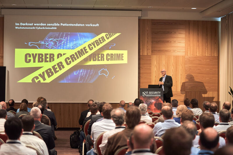 Spannung pur: Dr. Uwe Höffgen berichtet vom Cyber-Angriff auf das Lukaskrankenhaus Neuss. (Vogel IT-Akademie)