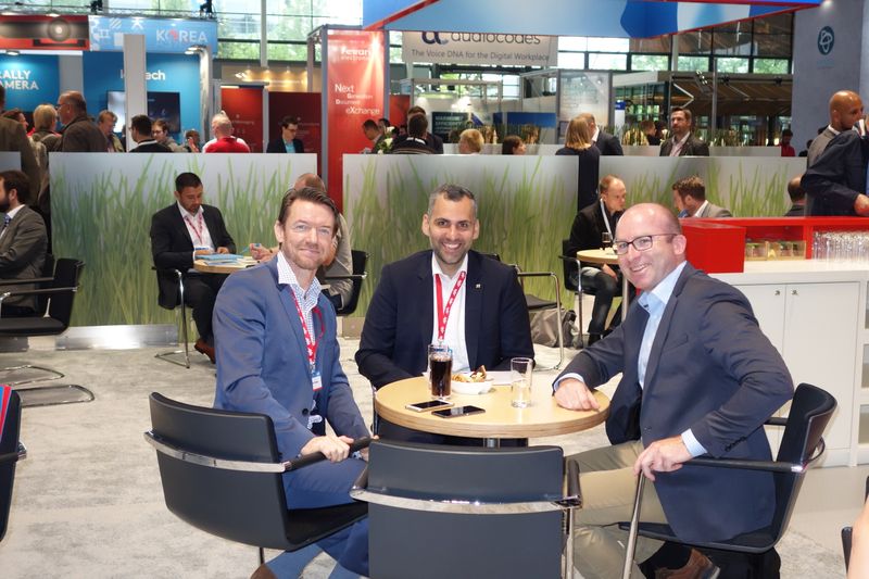 Übern Standzaun lugen lohnt sich manchmal, (v. l.) Frank Krüger und Florian Candas, AVM, Oliver Kaiser, Tech Data. (Bild: IT-BUSINESS)