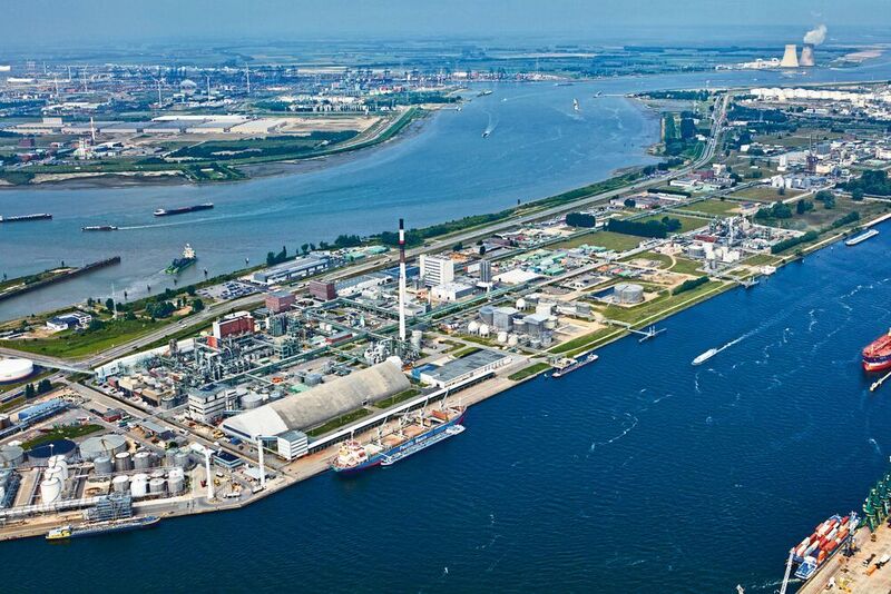 Mit seiner neuen Lachgasreduktionsanlage in Antwerpen zerlegt Lanxess das Lachgas bei 1.000 Grad Celsius in seine Bestandteile Stickstoff und Sauerstoff und neutralisiert es so vollständig. (Lanxess)