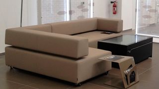 Anders als in der abgebildeten Vignale-Lounge in einem Ford-Store entfallen für die künftigen Vignale-Plus-Händler der Konfigurationstisch, der Beistelltisch und die Fliesen als CI-Pflichtelemente. (Ford)