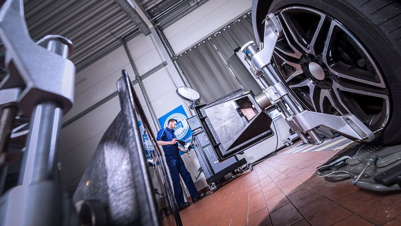 Der hohe Standard der Hauptuntersuchungen in Deutschland sowie die üblichen Inspektionen bei Fahrzeugen sorgen bereits dafür, dass von älteren Fahrzeugen kein überhöhtes Verkehrssicherheitsrisiko ausgeht, so der ZDK.(Bild:  ProMotor)