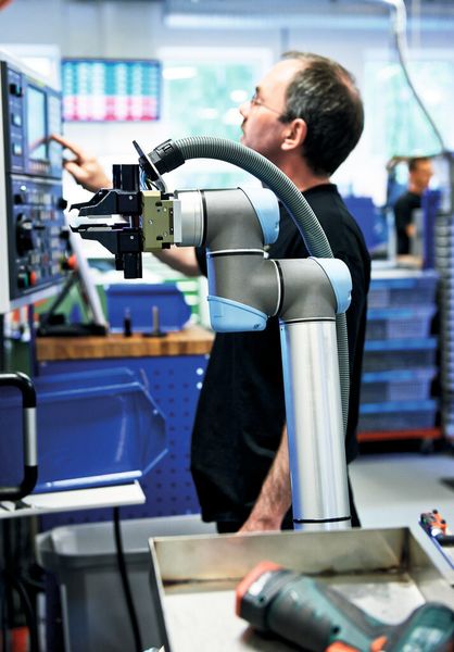 Mit dem Einsatz von 38 Robotern des Typs UR5 und UR10 von Universal Robots konnte Trelleborg Sealing Solutions seine Auftragseingänge so steigern, dass zusätzlich zu den Robotern noch 50 weitere Mitarbeiter eingestellt wurden. (Bild: Universal Robots)