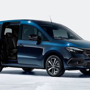 Der Einstieg in den Fond gelingt über zwei Schiebetüren.(Bild:  Mercedes)