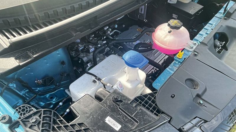 3. Motorraum: Zur Raumaufteilung im Dolphin gehört schließlich der Motor. Dort haben die Konstrukteure viel Luft gelassen. Andere Autobauer würden hier die Flüssigkeitsbehälter noch etwas anders anordnen und dann einen Frunk (oder das Kabelfach) einlassen. Hier wird definitiv Stauraum verschenkt. (Bild: Grimm – VCG)