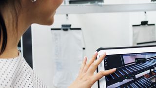 Knapp entwickelt mit Forschungspartnern ein intelligentes Assistenzsystem, das mithilfe von mobilen Endgeräten wie Tablets, Smartphones oder Datenbrillen eine geführte Wartung ermöglicht. (Bild: Knapp)