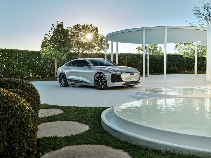 Der Audi A6 E-Tron concept ist ein 4,96 Meter langer Sportback, der mit der 100 Kilowattstundenbatterie mehr als 700 Kilometer weit kommt. (Bild: Audi)