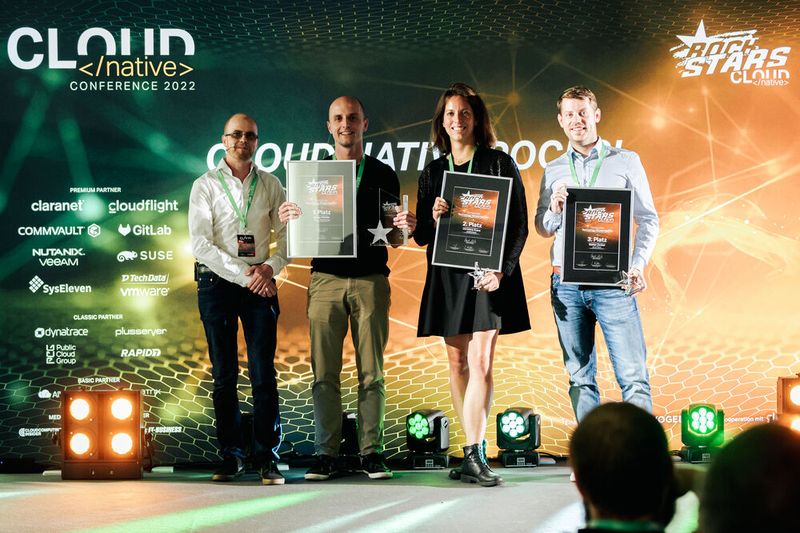 In der Kategorie „Technology Modernisation“ vergab Dev-Insider-Chefredakteur Stephan Augsten die Awards an Stefan Pfaffel (Allianz Technology, 1. Platz), Christina Kraus (meshcloud, 2. Platz) und Stefan Zenkel (aConTech, 3. Platz, v.l.n.r.). Weitere Bilder im Rückblick der Vogel-IT-Akademie. (Bild: berndrottmann.com)
