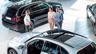 Der Verband der Markenhändler bewertet die Umstellung der Händlerverträge durch die Hersteller kritisch – insbesondere, wenn unechte Agentursysteme eingeführt werden sollen. Die finanziellen Risiken trägt dabei der Autohändler. Er hat aber kaum Einfluss auf die Preisgestaltung seiner Fahrzeuge.  (Promotor)