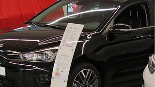 Klare Auszeichnung: Beim Autokauf müssen Verbraucher eingehend informiert werden - in Anzeigen ebenso wie am Auto selbst. (Bild: Grimm/»kfz-betrieb«)