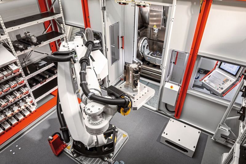 Investiert für eine wirtschaftliche Bearbeitung im Vorrichtungsbau: Robotersystem RS 2 adaptiert an ein 5-Achsen Bearbeitungszentrum C 32 installiert. (Hermle)