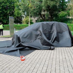 Ein aktuelles Thema des AZT: Löschung brennender Elektrofahrzeuge. Im Bild eine Löschdecke, die dem Feuer den Sauerstoff entzieht.