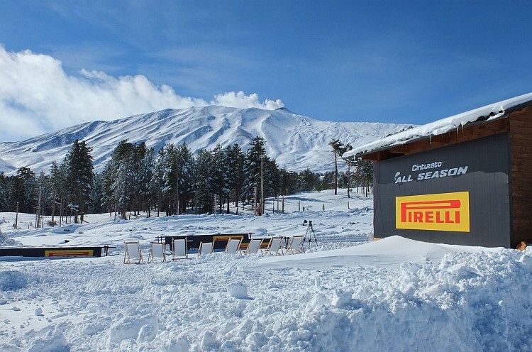 Immerhin zeigte sich der über 3.300 Meter hohe Vulkan friedlich und grüßte nur mit einer weißen Dampffahne. (Foto: Rosenow)