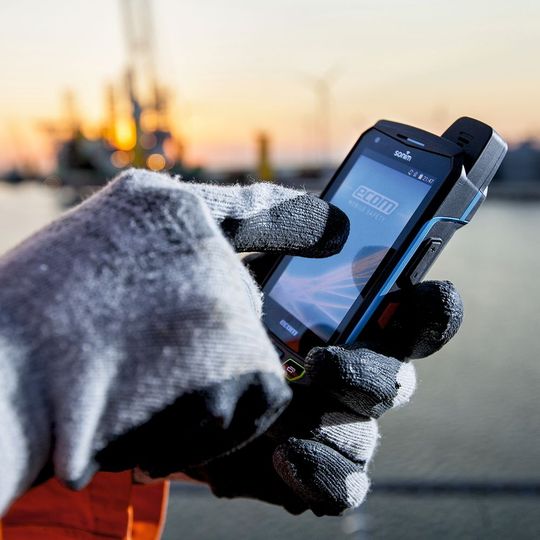 Einer der wichtigsten Vorteile der Verwendung von mobilen Geräten und des Collaborative Working ist, dass der Mitarbeiter zum Zeitpunkt der Inspektion alle Informationen hinsichtlich der Assets in Echtzeit erhalten und senden kann.(Bild:  Ecom)