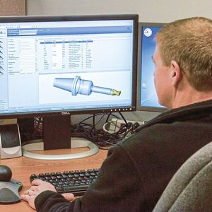 Fertigungstechniker Russ Rasmussen beim Einsatz des TDM-Programms.