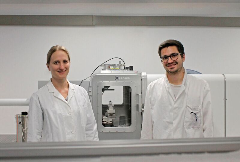 Prof. Dr. Eva M. Herzig und Fabian Eller M.Sc. (v. l.) im Röntgenlabor der Herzig Group an der Universität Bayreuth. 
