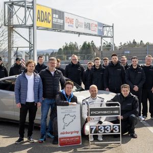 Große Freude über den Rekord herrschte beim Porsche-Team mit Entwicklungsfahrer Lars Kern.(Bild:  Porsche)
