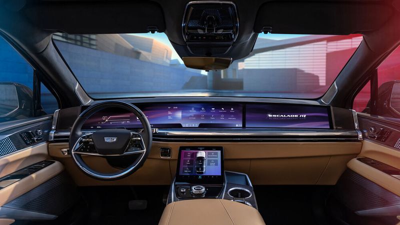 Ebenfalls riesig ist das Armaturenbrett-Display mit einer Bildschirmdiagonale von 55 Zoll. (Bild: Cadillac)