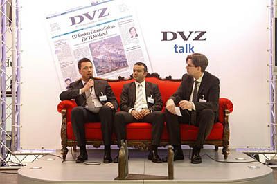Auf dem roten Sofa mussten auch die Träger des Logistics Service Award Rede und Antwort stehen. (Archiv: Vogel Business Media)