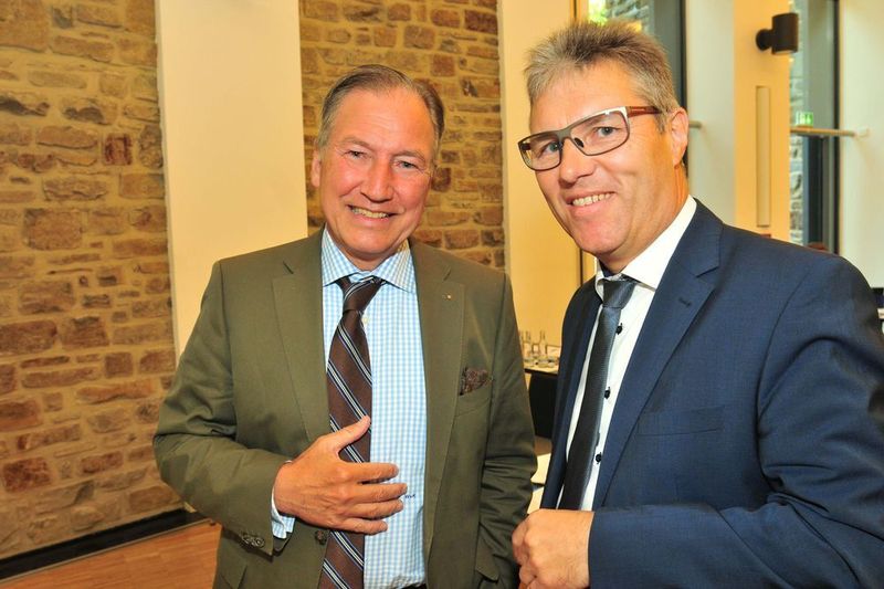 Tauschen sich über aktuelle Entwicklungen aus (v.li.) Dirk Weddigen von Knapp (VW- und Audi Partnerverband) und Rudolf Angerer (Kfz-Gewerbe Bayern). (Zietz)