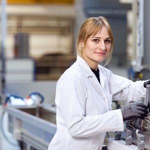 Den ersten Platz belegte Dr. Kerstin Müller. Sie hat hat einen physikalischen Ansatz entwickelt, um thermoplastisch verarbeitbaren Kunststoff aus Pflanzen-Cellulose zu gewinnen. (Bild:  Fraunhofer IVV)