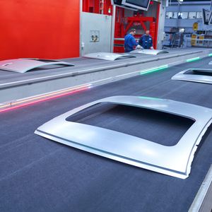 Im Presswerk verarbeitet das Münchner Stammwerk täglich mehr als 30.000 Blech-Platinen zu Karosserieteilen.(Bild:  BMW)