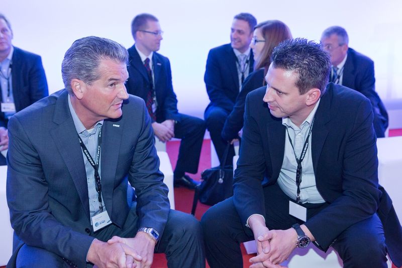 …Thomas Kasper und Alexander Spohr (v.l.), beide Tech Data. (Bild: Samsung)