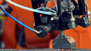 CFK und andere Composites werden meist mit einer Matrix aus Epoxidharzsystemen getränkt und ausgehärtet. Seit einiger Zeit drängen aber alternative Matrixkonzepte auf Polyurethanbasis (PUR) in den Fokus der Industrie. Um diese Technik bekannter zu machen, hat die AVK vor Kurzem zu einer ersten, und sehr erfolgreichen, Informationsveranstaltung eingeladen. Drei Referenten und über 60 Zuhörer ließen sich diese Gelegenheit nicht entgehen. (Bild: Cannon)