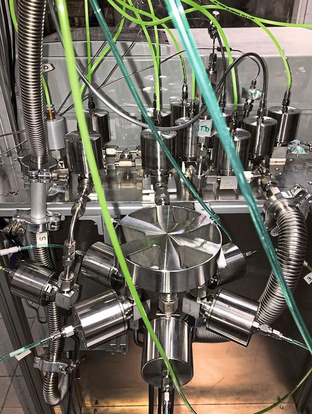 Laserspektrometer (im Hintergrund) mit automatischem Einlass-System für Eiskernluftproben (vorne). Die aus den Eisproben extrahierte Luft geht bei der Messung im neu entwickelten Laserspektrometer nicht verloren, sondern kann danach für weitere Analysen verwendet werden. (Bild: KUP, Universität Bern)