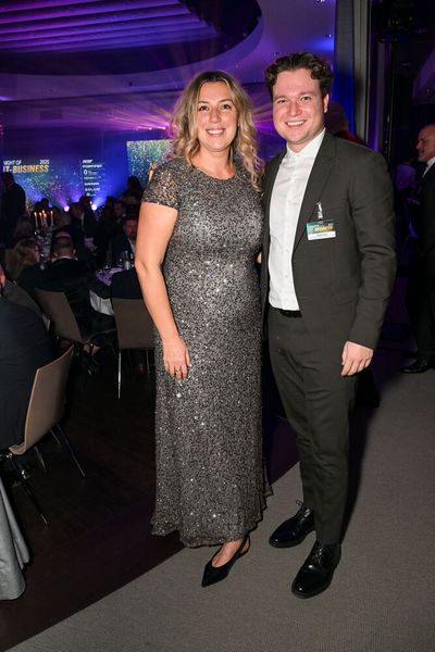 Franziska Magai (Vogel IT-Akademie) mit Dejan Kos (TD SYNNEX). (Bild: Hannes Magerstädt)