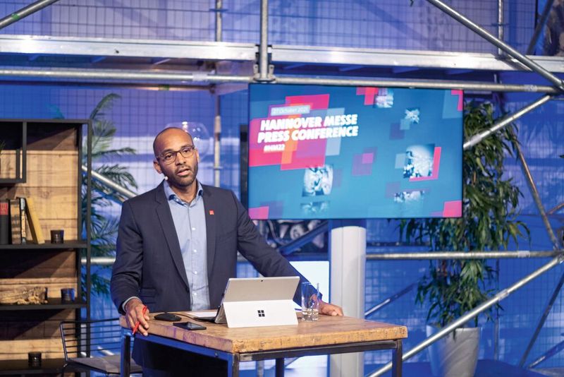 Onuora Ogbukagu, Leiter Marketing & Communications, bei der Pressekonferenz zur Hannover Messe 2022.