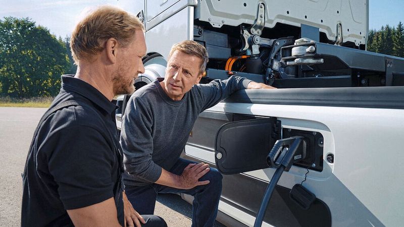 Noch fehlt vielerorts die Infrastruktur für den Durchbruch der elektrifizierten Schwermobilität. (Bild: © Daimler Truck AG)
