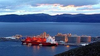 Europas größte Erdgasverflüssigungsanlage auf der norwegischen Insel Melkøya bei Hammerfest hat die Produktion aufgenommen. Das meldete der norwegische Mineralölkonzern Statoil ASA, der das Snøhvit-Gasfeld in der Barentssee betreibt.  Bild: Statoil (Archiv: Vogel Business Media)