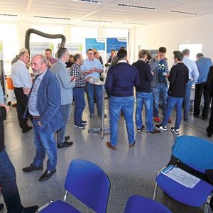 Gut 30 Experten nutzen die Gelegenheit zum Erfahrungsaustausch rund um die moderne Cobot-Technologie. 