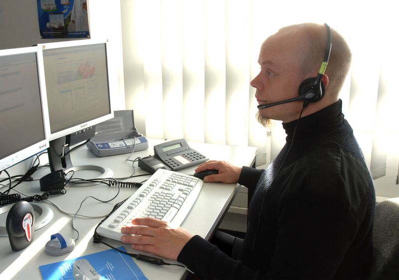 Beim telefonischen Kontakt kommt es auf eine überdurchschnittlich hohe soziale und kommunikative Kompetenz an. Denn oft sind die Anrufer verunsichert, im Umgang mit Technik ungeübt und krankheitsbedingt in ihrer Informationsaufnahme eingeschränkt. (Bild: Medtronic)
