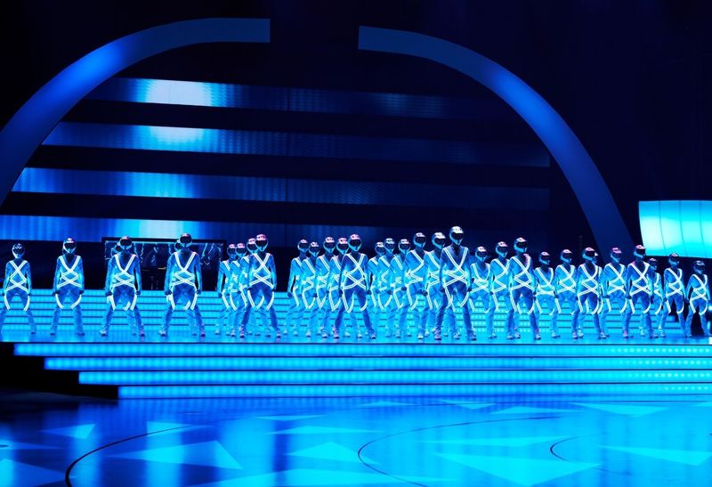 Mit Kostümen von Loher Lüders auf der großen Show-Bühne im Friedrichstadt-Palst. (Friedrichstadt-Palast/Robert Grischek)