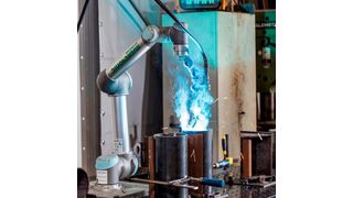 Schweißen von Behälter in Vorrichtungen bei L&S Technischer Handel mit dem Co-Welder zum MIG-Schweißen mit einem UR5-Roboterarm. (Migatronic)