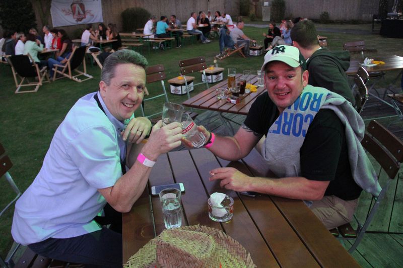 Ob (l.) Nils Stallmach, Seasonic, mit Alex Rüdinger, Talk Technology, wirklich nur Wasser in ihren Gläsern haben? (Bild: DC Club)