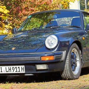1. Preis: Erstaunliche 16 Jahre lang baute Porsche die G-Modelle des legendären 911er. Dieses Exemplar rollte erst 1987 vom Band und gilt damit als später Vertreter dieser enorm ausgereiften, faszinierenden Modelle. Alles passt bei ihm: Mit erst 79.028 Kilometern auf dem Zähler befindet er sich in einem fantastisch originalen Zustand – er besitzt den Charakter eines Jahreswagens! 206 PS aus 3125 ccm reichten für locker 240 km/h. Dazu kommt die elegante Farbkombination aus dunkelblauem Lack und Leder in gleichem Ton. Das Fahrzeug befand sich zuletzt in der Hand des ehemaligen Piloten Ulrich Jöckel, der es spendete.(Bild:  Lebenshilfe Gießen)