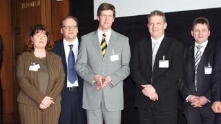 Dr.-Ing. Sascha Klappert vom Fraunhofer IPT (links) und die Ausgezeichneten: Stephanie Dethier und Arto Arola, Nokia; Martin Kuhn, BMW, Albrecht Hänel, Bühler AG; Christian Zöllner, Bühler GmbH, Dr.-Ing. Gunnar Güthenke, Daimler-Chrysler (von links). Nicht im Bild die Teilnehmer von ZF Friedrichshafen. Bild: Annedore Munde (Archiv: Vogel Business Media)