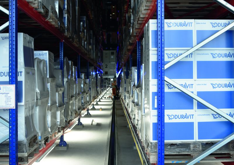 Das Duravit-Hochregallager hat 20000 Palettenplätze in unterschiedlichen Lagerhöhen. Die hochflexiblen Stellplätze eignen sich je nach Ware für unterschiedlich bepackte Euro- oder Industriepaletten, meist zwischen 1,80 und 2,20 m hoch. (Archiv: Vogel Business Media)