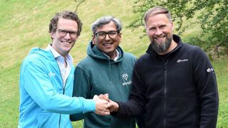 v.l.n.r: Der CEO von Eon One, Tim van Amstel, der CEO von Elvah, Gowrynath Sivaganeshamoorthy, und der CCO von Eon Drive, Mathias Wiecher, freuen sich auf ihre Zusammenarbeit. (Bild: Eon)