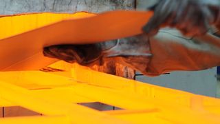 Nach Erhitzen und Formgebung wird der Stahl schnell abgekühlt. Das Ergebnis ist eine Werkstofffestigkeit bis 1500 MPa. Bild: Thyssen-Krupp (Archiv: Vogel Business Media)