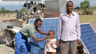 Sauberes Wasser dank solarbetriebenem Filtersystem: Bewohner des Dorfes Mdori in der Region Manyara probieren das frisch gefilterte Wasser.  (Andrea Schäfer)