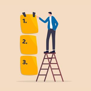 Vorplanung ist die halbe Arbeit!  Der erste Schritt, um der Prokrastination, so der Fachausdruck für dieses Phänomen, zu entgehen, ist eine konsequente Priorisierung. Werden Sie sich dafür zuerst über Ihrer konkreten Aufgabe bewusst. Wie viel Zeit benötigen Sie für die Erledigung? Achten Sie darauf, einen realistischen Zeitraum zu verwenden, und beschönigen Sie nichts! Anschließend wiegen Sie diese Aufgabe mit Ihren restlichen Verpflichtungen auf und bestimmen Sie, wann welches Projekt abgeschlossen sein sollte. Bleiben Sie auch hier möglichst ehrlich zu sich selbst und widmen Sie sich der höchsten Priorität zuerst.(Bild:  © Nuthawut – stock.adobe.com)