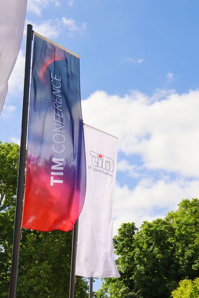 Die TIM AG hat wieder nach Wiesbaden eingeladen zur TIM CONFERENCE 2025. Die rund 750 Teilnehmer haben auch in diesem Jahr wieder exklusive Einblicke rund um das sichere hybride Data Center erhalten und führende IT-Hersteller standen zum direkten Austausch und Networking zur Verfügung.  (Bild: Vogel IT-Medien GmbH)