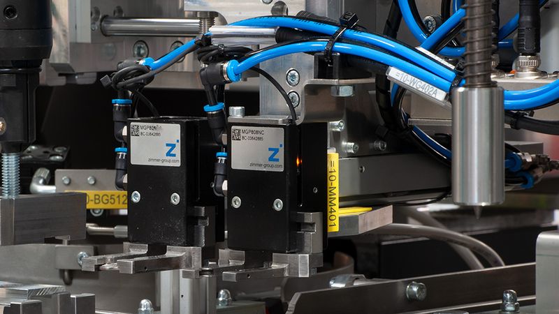 Werkstück zuführen, montieren und verpacken – diese Aufgaben sind in der Anlag eng aufeinander abgestimmt. (Bild: Zimmer Group)