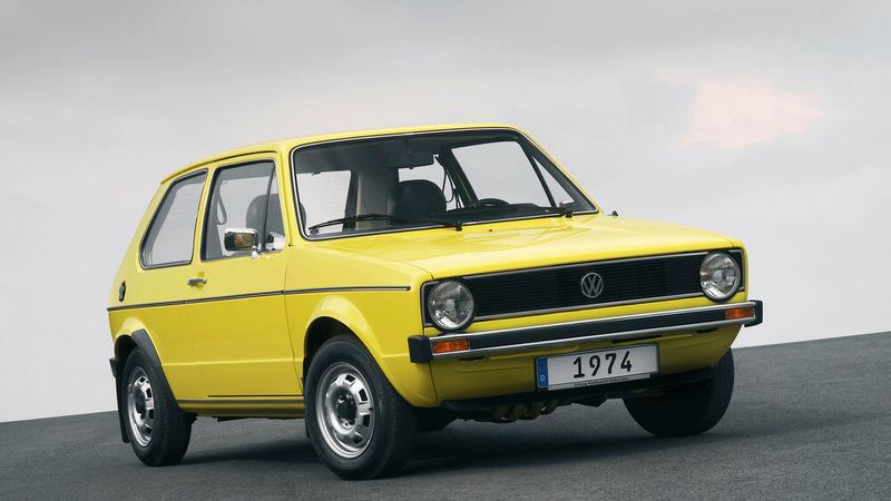 Der erste Golf der Serienproduktion fährt am 29. März in Wolfsburg vom Fließband. Der Welt präsentiert hatte Volkswagen seinen Neuen allerings nicht in Wolfsburg oder Niedersachen, sondern im schönen Bayern, genauer gesagt in München. Vom Schloss Nymphenburg starteten im Mai 1974 die Testfahrten für Journalisten aus aller Welt. Zuvor hatte Volkswagen bei der Pressekonferenz im Hilton am Turcherpark den Käfer-Nachfolger offiziell präsentiert.  (Bild: Volkswagen AG)