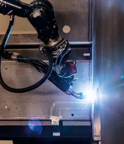 Das LaserHybrid-Schweißen ist ein kombinierter Prozess aus zwei unterschiedlichen Schweißprozessen: dem Laserschweißen und dem Metall-Schutzgas-Schweißen (MSG). (Fronius)